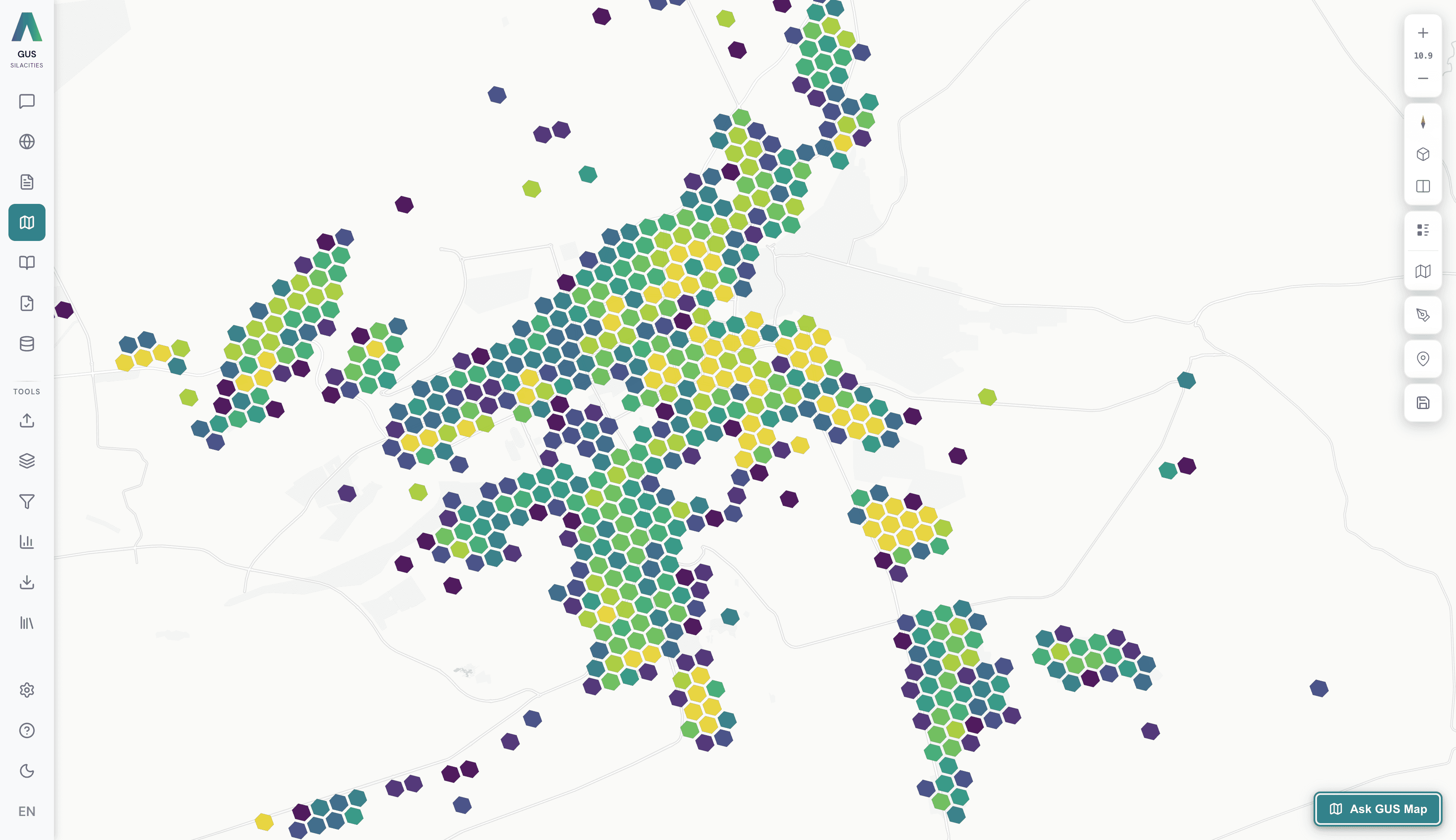 مساحة عمل GUS Map — شبكة سداسية فوق المدينة مع زر اسأل GUS Map مثبّت أسفل اليمين